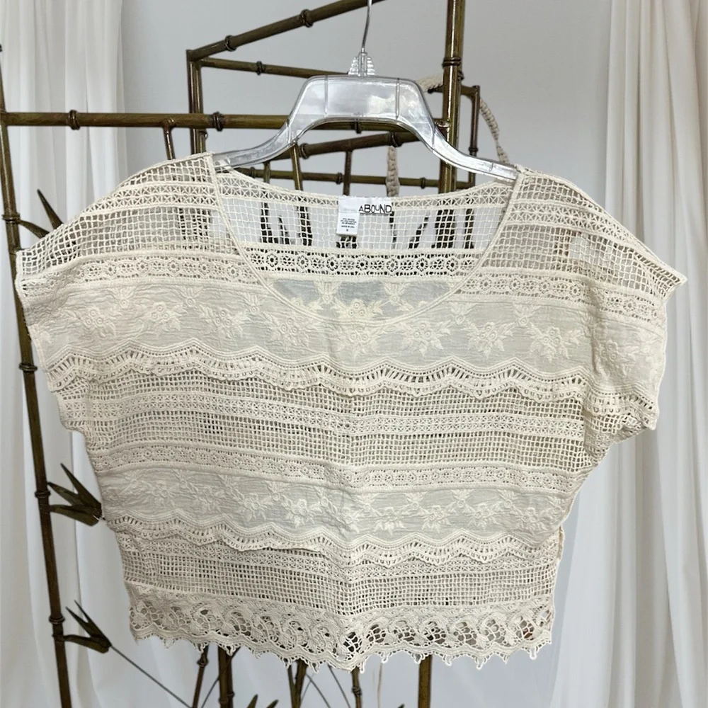 Abound Cropped Boho Lace Top.  NWOT size S.